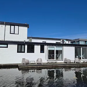 bnb-houseboat-the-new-lake-nieuwe-meer.zandvoort-hotels.com/